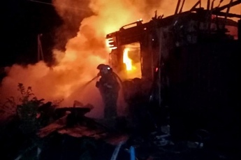 В Курской области после атаки ВСУ загорелись дома
