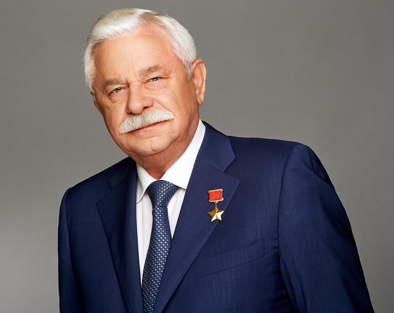 Бывший губернатор Александр Руцкой награждён Орденом Почёта Курской области