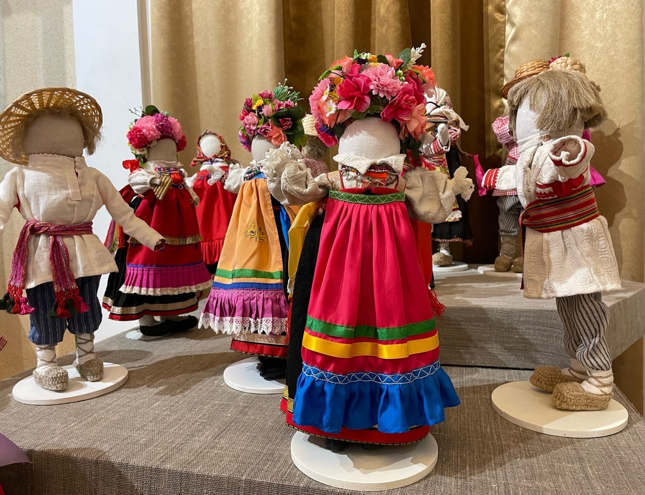 В Курске открылась выставка русских народных кукол