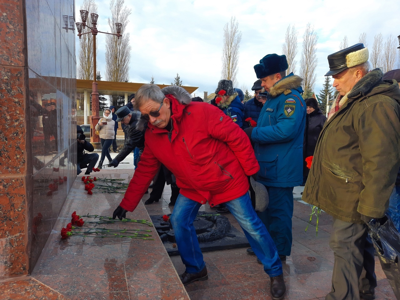 В Курске к памятнику Маршалу Георгию Жукову возложили цветы