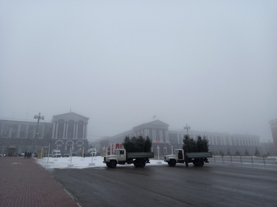 На Красной площади в Курске начали монтировать сказочную зону Красный лес