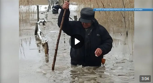 Жители Курской области, которые пробирались в ледяной воде, стали героями разных СМИ региона