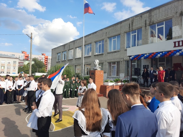 В Курске открыли мемориальную доску герою России Артуру Лапшину