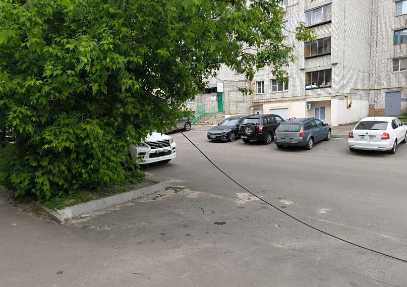 В Курске вдоль улицы Гоголя около недели болтается провод