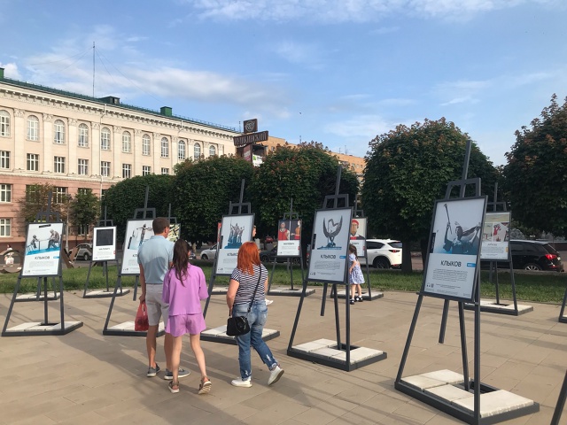 К 90-летию Курска открылась уличная экспозиция Три художника - три курских характера