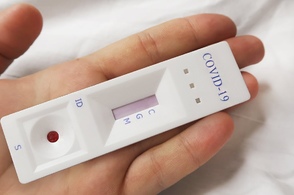 В Курской области экспресс &ndash; тесты на Covid-19 стали делать на дому. Раньше чаще всего их использовали диагностируя коронавирус в стационарах при плановой медицинской помощи.