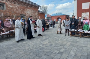 В курских храмах освящают куличи