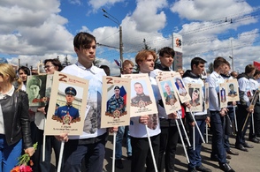 В акции Бессмертный полк несли фото погибших на Украине курян