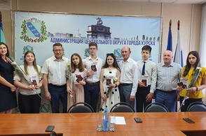 Курским школьникам торжественно вручили первые паспорта