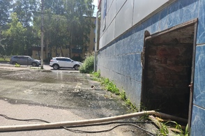 В Курске на улице Сумской 37Б-к1 в течение месяца течет канализация