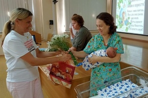 Курским молодым мамам вручили детские книги