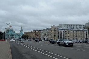 В Курске фонтан у памятника Свиридову превращается в мусорный бак