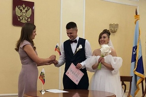 В Курске новобрачным вручали флаги