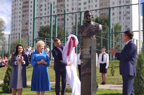 В Курской школе торжественно открыли бюст генерал-майора Михаила Овсянникова