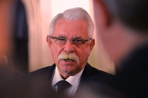 Роман Старовойт наградил скандально известного экс-губернатора Курской области Руцкого