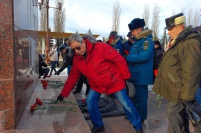 В Курске к памятнику Маршалу Георгию Жукову возложили цветы