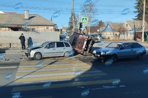 В Курске во время ДТП опрокинулся автомобиль