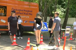 В Курске сотрудники Госавтоинспекции организовали небольшой автогородок для детей на базе лагеря "Соловушка"