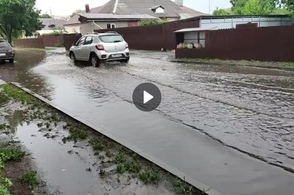 В Курске по улице Краснополянской при каждом сильном дожде затапливает дорогу