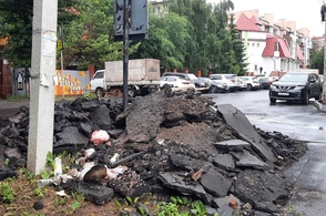 На улице Белинского куча не убранного стройматериала и срезанного фрезерата