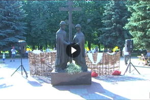 В Курске около памятника Петру и Февронии чествовали семей в День семьи любви и верности.