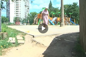 В Курске после строительства детской площадки оставили жителей без тротуаров