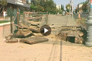 В Курске из-за сильных ливней провалился тротуар в центре города
