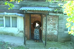 Курянка, проработавшая 40 лет школьным учителем, практически оказалась на улице, потому что стены ее квартиры на Урицкого, 26