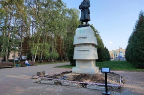 В Курске начали ремонтировать памятник Рокоссовскому