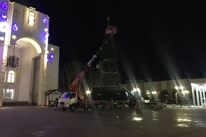 В Курске на Театральной площади начался монтаж 17-метровой ели