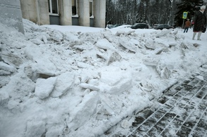 Куряне собственными силами чистят снег на улицах города