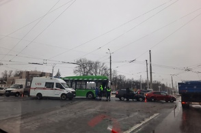 В Курске произошло ДТП с автобусом и 2-мя легковыми автомобилями