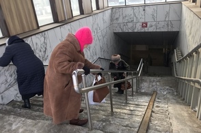 Куряне не могут спуститься в переход