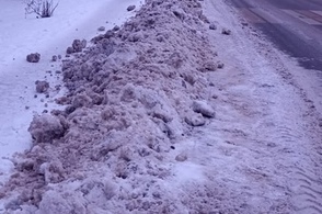 В Курске снова снежные завалы мешают пешеходам