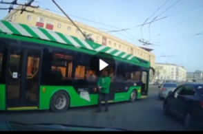 В Курске новый троллейбус зацепился за электрические провода