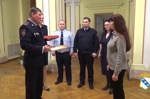 Курянку наградили за помощь полиции в задержании подозреваемой