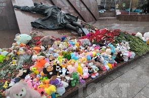 Куряне продолжают нести цветы в память о трагедии в Подмосковье
