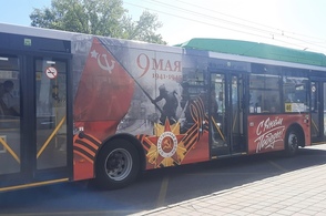 В Курске общественный транспорт курсирует с праздничным граффити