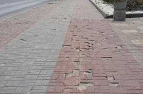 Куряне жалуются на состояние тротуара на улице Ленина