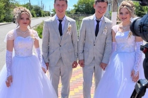 В Курской области поженились две пары близнецов