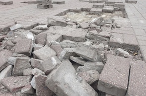 В Курске забросили работы по перекладке тротуарной плитки на Ленина