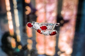 Курская сотрудница маркетплейса украла серьги с бриллиантом
