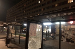 В Курске вандалы разбили остановку на ул. Кирова