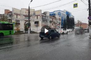 Улица Дзержинского в Курске после дождя превращается в реку