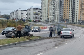 В Курске на проспекте Надежды Плевицкой перевернулся автомобиль