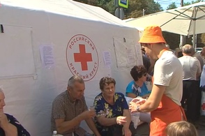 В Курске волонтеры Российского Красного Креста выдают пострадавшим жителям приграничья ваучеры с суммой 5 тысяч рублей