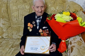Жителю Курской области на 100-летний юбилей вручили 100 тысяч рублей