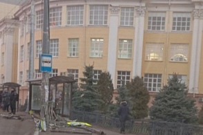 Курянин на автомобиле снес остановку возле КГМУ