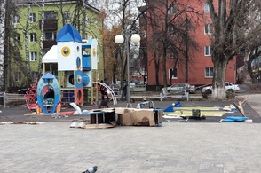 В Курске в парке Рокоссовского на месте спиленных деревьев устанавливают детскую площадку