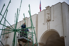 В Курске начали устанавливать главную новогоднюю ёлку